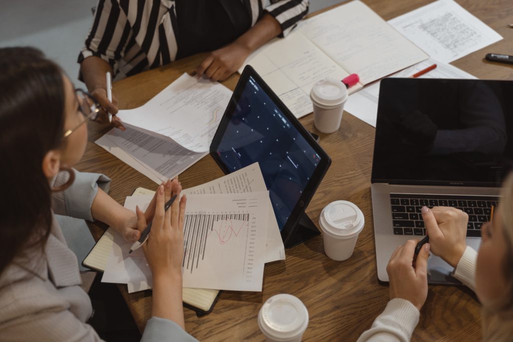 binnendienst medewerkers die een tool gebruiken voor field service management