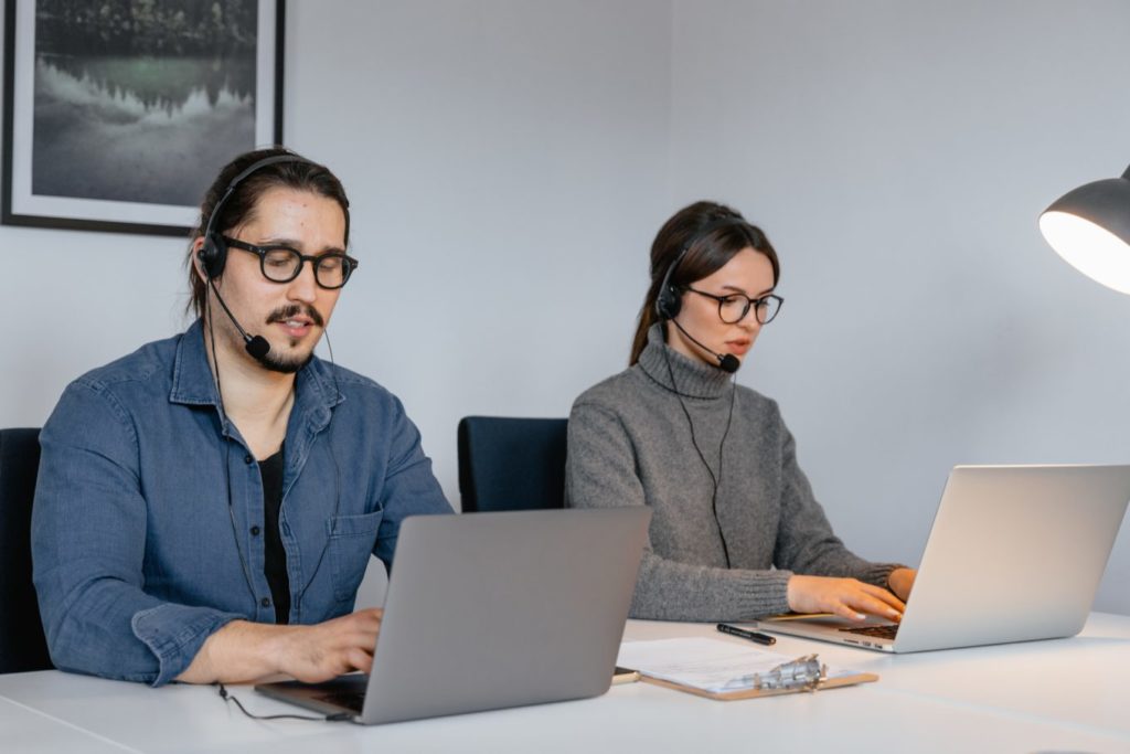 Serviceplanning employees behind laptop